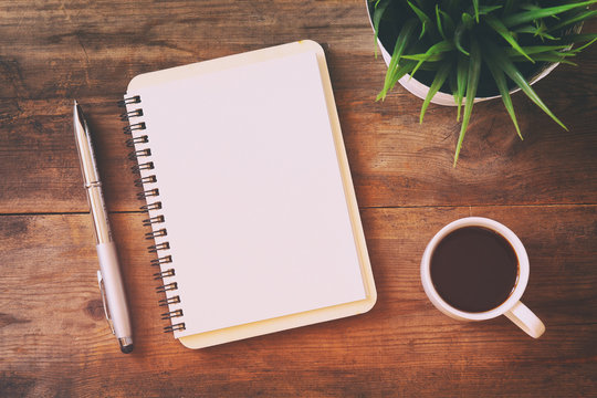 Öppen journal med penna på ett minimalistiskt skrivbord